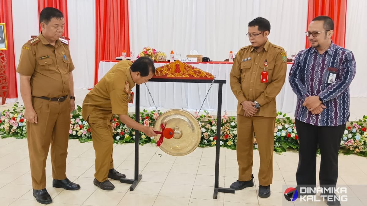 Asisten III Setda Barito Selatan, Mirwansyah, secara simbolis memukul gong sebagai tanda peluncuran aplikasi Sistem Informasi Kearsipan Dinamis Terintegrasi (Srikandi) dalam acara yang diadakan di aula kantor Bapeda Buntok, Selasa (12/11) (foto: DINAMIKA KALTENG/sakdiah)