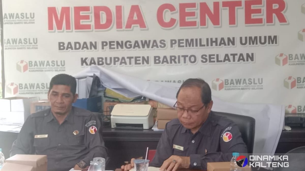 Ketua Bawaslu Barito Selatan, Suwarsono (kiri), bersama anggota Bawaslu, Suaib (kanan), memberikan keterangan kepada awak media dalam acara Media Gathering (foto: DINAMIKA KALTENG/mas)