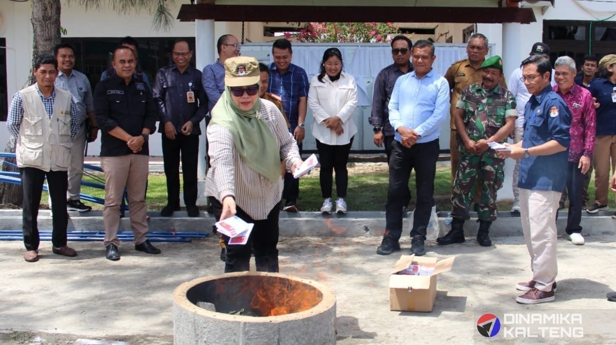 Ketua KPU Barito Selatan, Roslina, membakar surat suara rusak dan sisa kelebihan di depan kantor KPU, disaksikan oleh para pejabat dan tamu undangan (foto: DINAMIKA KALTENG/mas)