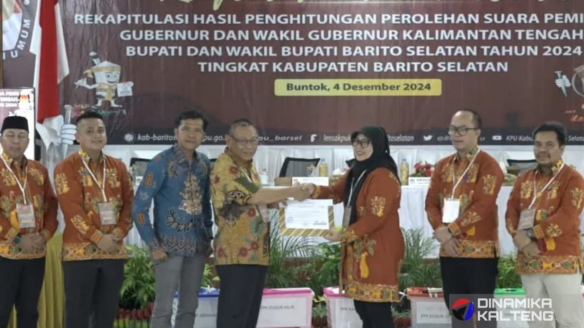 Penyerahan dokumen hasil rekapitulasi suara Pilkada Barito Selatan 2024 di Aula KPU Barito Selatan (foto: DINAMIKA KALTENG/akhmad madani)